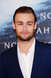 NOAH Premiere Berlin - Studiocanal - Grooming f. Douglas-Booth